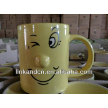 Amarelo nariz sorriso nariz redondo / caneca de cerâmica